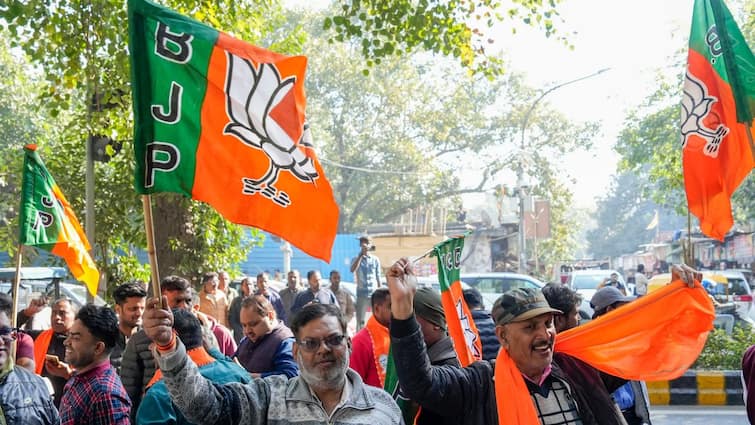 'Jai Shri Ram' Chants By BJP Workers Outside Kejriwal's Residence After Poll Debacle