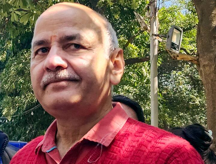 2023 में जब दिल्ली सरकार के शराब नीति घोटाले का मामला सामने आया, तो इसने पूरी पार्टी की साख को झकझोर कर रख दिया. मनीष सिसोदिया को सीबीआई ने गिरफ्तार किया. सत्येंद्र जैन पहले ही मनी लॉन्ड्रिंग के आरोप में जेल में थे. बाद में मुख्यमंत्री अरविंद केजरीवाल को भी ईडी और फिर बाद में सीबीआई ने गिरफ्तार कर लिया.