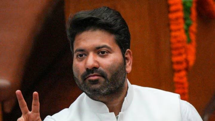 मटिया महल विधानसभा सीट से आम आदमी पार्टी के आले मोहम्मद इकबाल ने 42724 वोट से जीत हासिल की है. यहां बीजेपी उम्मीदवार दीप्ति इंदौरा दूसरे और कांग्रेस के आसिम अहमद खान तीसरे नंबर पर रहे.