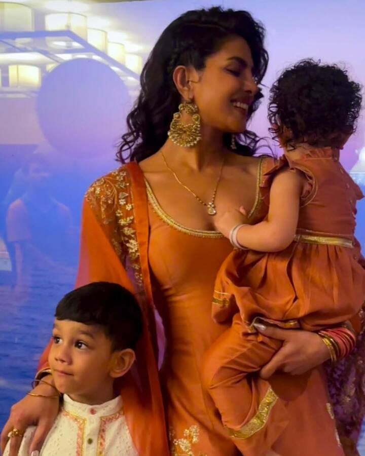 प्रियंका चोपड़ा के भाई सिद्धार्थ चोपड़ा की शादी की रस्में माता की चौकी के साथ शुरू हुई थी. जिसमें एक्ट्रेस ने तांबा कलर का सूट कैरी किया था.