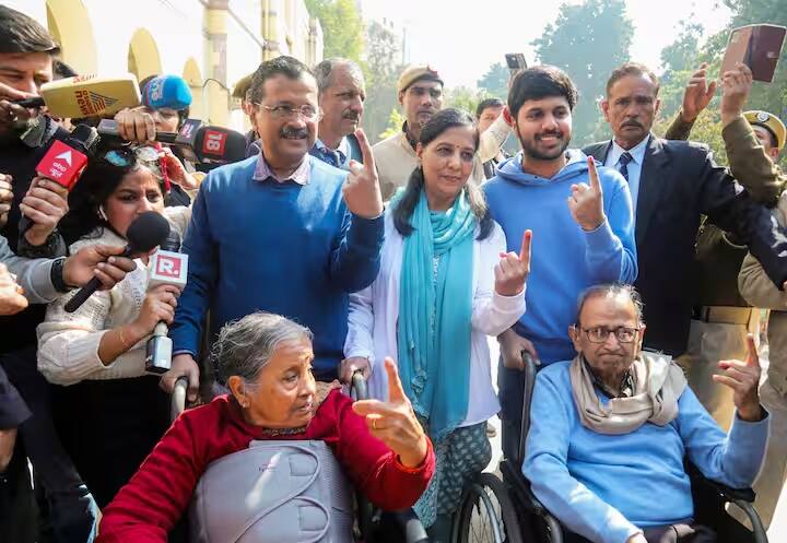 સૌ પ્રથમ આપણે નવી દિલ્હી વિધાનસભા બેઠક વિશે વાત કરીએ. આમ આદમી પાર્ટીના કન્વીનર અને પૂર્વ મુખ્યમંત્રી અરવિંદ કેજરીવાલ આ બેઠક હારી ગયા છે. આ દરમિયાન, અહીંથી ભાજપના ઉમેદવાર પ્રવેશ વર્માનો વિજય થયો છે. સવારે 8 વાગ્યે મતગણતરી શરૂ થતાં જ અરવિંદ કેજરીવાલ પાછળ જોવા મળ્યા હતા..