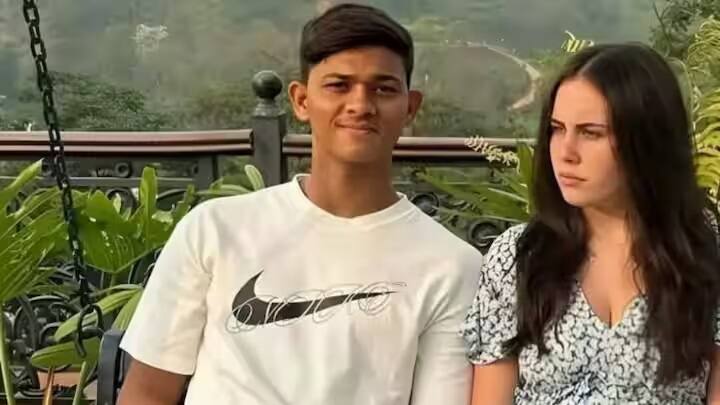 યશસ્વી ફક્ત તેની વિસ્ફોટક બેટિંગ માટે જ નહીં પરંતુ વ્યક્તિગત કારણોસર પણ સમાચારમાં રહે છે. યશસ્વીનું નામ એક વિદેશી છોકરી સાથે જોડવામાં આવી રહ્યું છે. એવો દાવો કરવામાં આવી રહ્યો છે કે તે યશસ્વીની ગર્લફ્રેન્ડ છે.