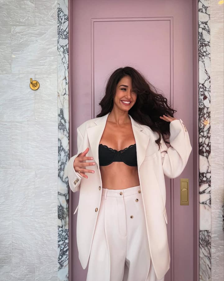 દિશા પટનીએ વર્ષ 2016માં ફિલ્મ 'એમએસ ધોનીઃ ધ અનટોલ્ડ સ્ટોરી'થી બોલિવૂડમાં એન્ટ્રી કરી હતી. આમાં તે સુશાંત સિંહ રાજપૂત સાથે જોવા મળી હતી