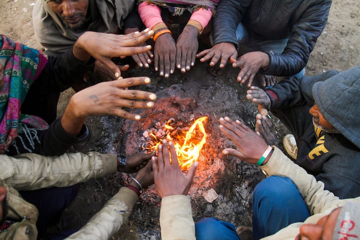 না তা নয়। কলকাতায় সাত ডিগ্রি সেলসিয়াস তাপমাত্রা কমল দুই রাতে। স্বাভাবিকের নিচে পারদ। সপ্তাহান্তে শীতের আমেজ।