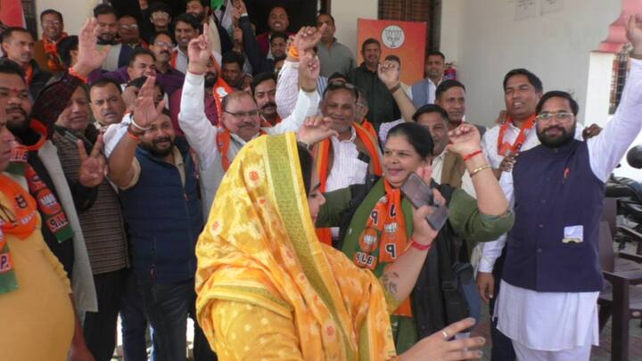 पुरुष कार्यकर्ताओं के साथ उन्होंने जमकर डांस किया. पूर्व जिलाध्यक्ष गिरधारी तिवारी ने बीजेपी की जीत पर दिल्ली के मतदाताओं को धन्यवाद कहा.
