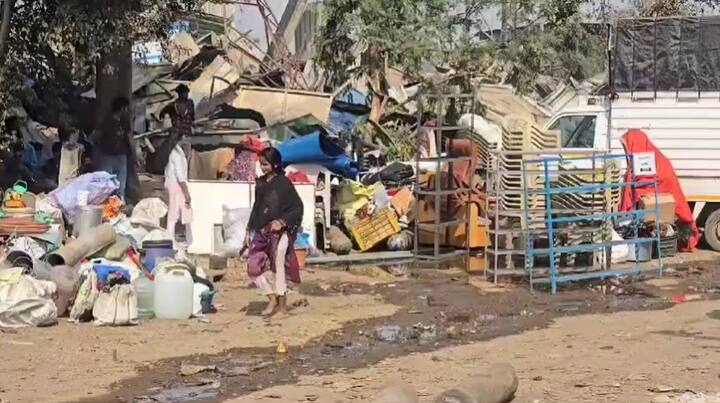 दिवस उजेडताच कारवाईचा बडगा उगरण्यात आला. परिसरातील नागरिकांना काही काळण्यापूर्वी हातोडा पडल्यानं गेल्या आठवड्याप्रमाणे तणाव टळला.