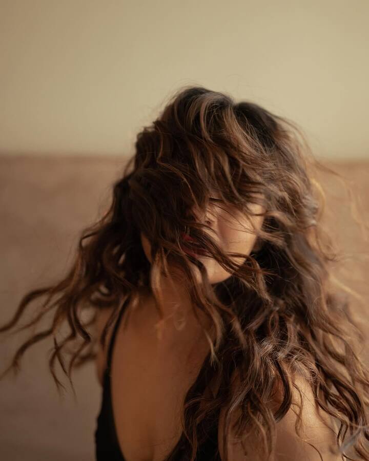 அதிரடியாக தன்னுடைய ரூட்டை கவர்ச்சி பக்கம் திருப்பி உள்ள வாணி போஜன் சில ஹாட்டான புகைப்படங்களை வெளியிட்டு ரசிகர்கள் கவனத்தை ஈர்த்து வருகிறார். இதுகுறித்த போட்டோஸ் தற்போது வைரலாகி வருகிறது.