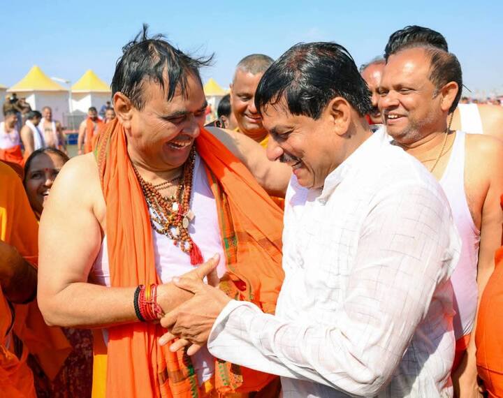 उन्होंने कहा कि भारतीयता, आध्यात्मिकता और मानवता के महोत्सव महाकुम्भ-2025, प्रयागराज में आज सपरिवार पवित्र त्रिवेणी संगम में पावन स्नान कर पुण्य लाभ प्राप्त किया. इस पुनीत अवसर पर मां गंगा, मां यमुना और मां सरस्वती की विधिवत पूजा-अर्चना कर समस्त प्रदेशवासियों के सुख, समृद्धि व कल्याण हेतु प्रार्थना की.इस मंगलमय अवसर पर मंत्रिपरिषद के सम्मानित सदस्यगण एवं विधायकगण की उपस्थिति विशेष रही.