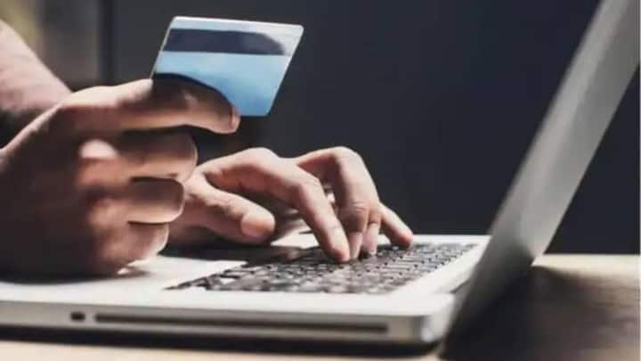 আর এই নয়া প্যান কার্ডের আবেদন করতে গিয়েই জালিয়াতি হচ্ছে ভুয়ো ওয়েবসাইটের মাধ্যমে। ভুয়ো কল, মেসেজও আসছে।