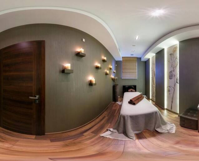 ਤੁਹਾਡੀ ਉਂਗਲ ਦਾ ਰਿਫਲੈਕਸ਼ਨ ਸਿੱਧਾ ਨਜ਼ਰ ਆਵੇ, ਤਾਂ ਇਹ ਦੋ-ਤਰਫਾ ਸ਼ੀਸ਼ਾ ਹੋ ਸਕਦਾ ਹੈ ਜਿਸ ਵਿੱਚ ਕੈਮਰਾ ਲੁਕਿਆ ਹੋਵੇ। ਕਿਸੇ ਵੀ ਅਣਜਾਣ ਡਿਵਾਈਸ, ਵਾਧੂ ਤਾਰਾਂ ਜਾਂ ਅਜੀਬ ਲਾਈਟ 'ਤੇ ਧਿਆਨ ਦਿਓ।