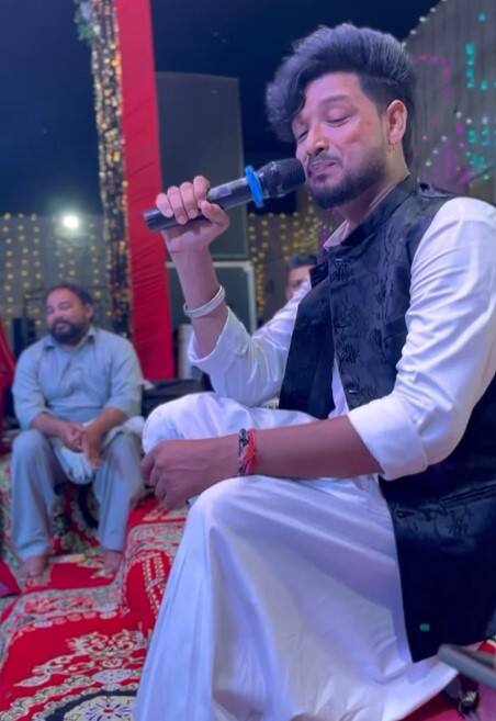 ਪੰਜਾਬੀ ਗਾਇਕ ਦੇ ਲਾਈਵ ਸ਼ੋਅ 'ਚ ਵੱਜੇ ਥੱਪੜ, ਇੰਟਰਨੈੱਟ 'ਤੇ ਮੱਚੀ ਤਰਥੱਲੀ...