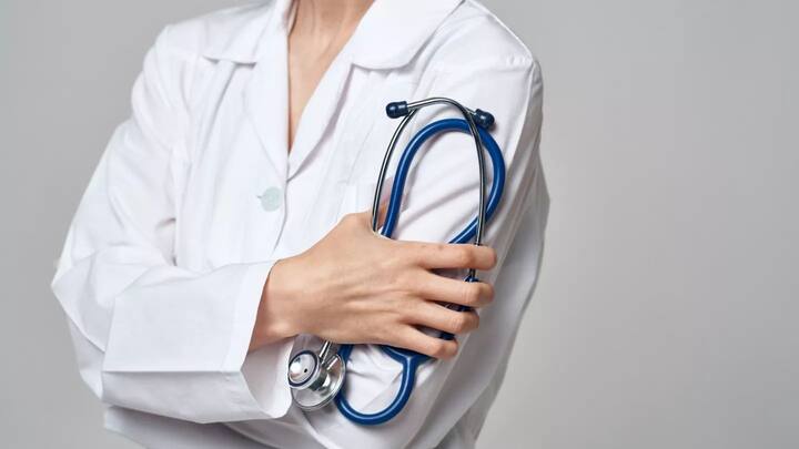 कर्नाटकमधील धक्कादायक माहिती समोर आली आहे. सात वर्षांच्या मुलाच्या गालावर टाके घालण्याऐवजी प्राथमिक आरोग्य केंद्रातल्या नर्सने चक्क फेव्हिक्विकचा वापर केला.