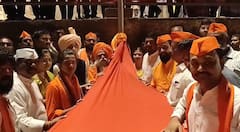 Sangli News : सांगलीत कृष्णामाई महोत्सवात कृष्णा नदीला नेसवली साडी, महोत्सवासाठी भक्तांची मांदियाळी; पाहा मनमोहक दृष्य