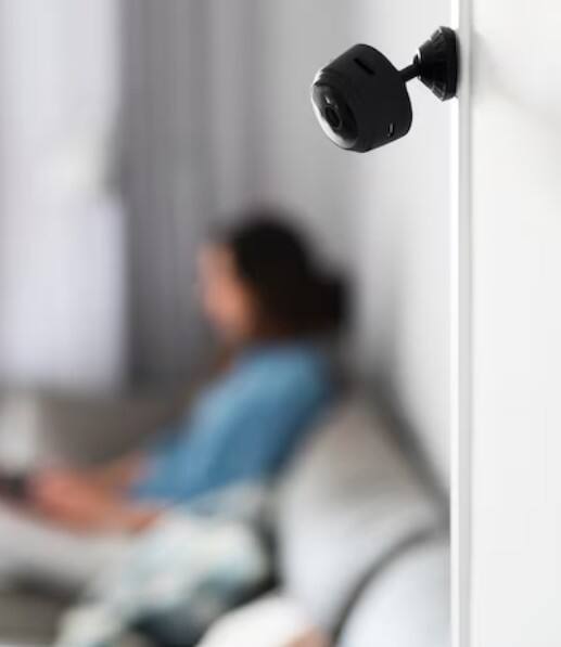 ਕਈ ਹੋਟਲਾਂ ਦੇ ਕਮਰਿਆਂ 'ਚ ਕੈਮਰੇ ਲੁਕੇ ਹੋਣ ਦੀ ਸੰਭਾਵਨਾ ਹੁੰਦੀ ਹੈ, ਜੇ ਤੁਸੀਂ ਸਾਵਧਾਨੀ ਨਾ ਵਰਤੀ ਤਾਂ ਤੁਸੀਂ ਕਿਸੇ ਖਤਰੇ ਦਾ ਸ਼ਿਕਾਰ ਹੋ ਸਕਦੇ ਹੋ। ਪਰ ਚਿੰਤਾ ਨਾ ਕਰੋ, ਕਿਉਂਕਿ ਅਸੀਂ ਤੁਹਾਨੂੰ ਇੱਕ ਅਜਿਹੀ ਟ੍ਰਿਕ ਦੱਸਣ ਜਾ ਰਹੇ ਹਾਂ ਜੋ ਤੁਹਾਨੂੰ ਤੁਹਾਡੇ ਹੋਟਲ ਦੇ ਕਮਰੇ ਵਿੱਚ ਲੁਕਿਆ ਹੋਇਆ ਕੈਮਰਾ ਜਲਦੀ ਹੀ ਲੱਭਣ ਵਿੱਚ ਮਦਦ ਕਰੇਗੀ।