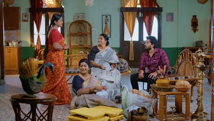 పూజ పనుల్లో దీప, కార్తీక్లు బిజీగా ఉంటారు. ఇంకా ఏమైనా కావాలంటే ముందే చెప్పేయండి. అప్పటికప్పుడు తీసుకురావలంటే నాతో అవ్వద అంటాడు కార్తీక్. (Image Credit: Disney Plus Hotstar/ Star Maa)