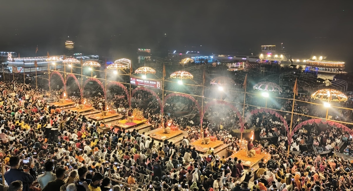 वाराणसी के गंगा आरती स्थल पर उमड़ा श्रद्धालुओं का हुजूम, 7 फरवरी को पहुंचे एक लाख से अधिक लोग