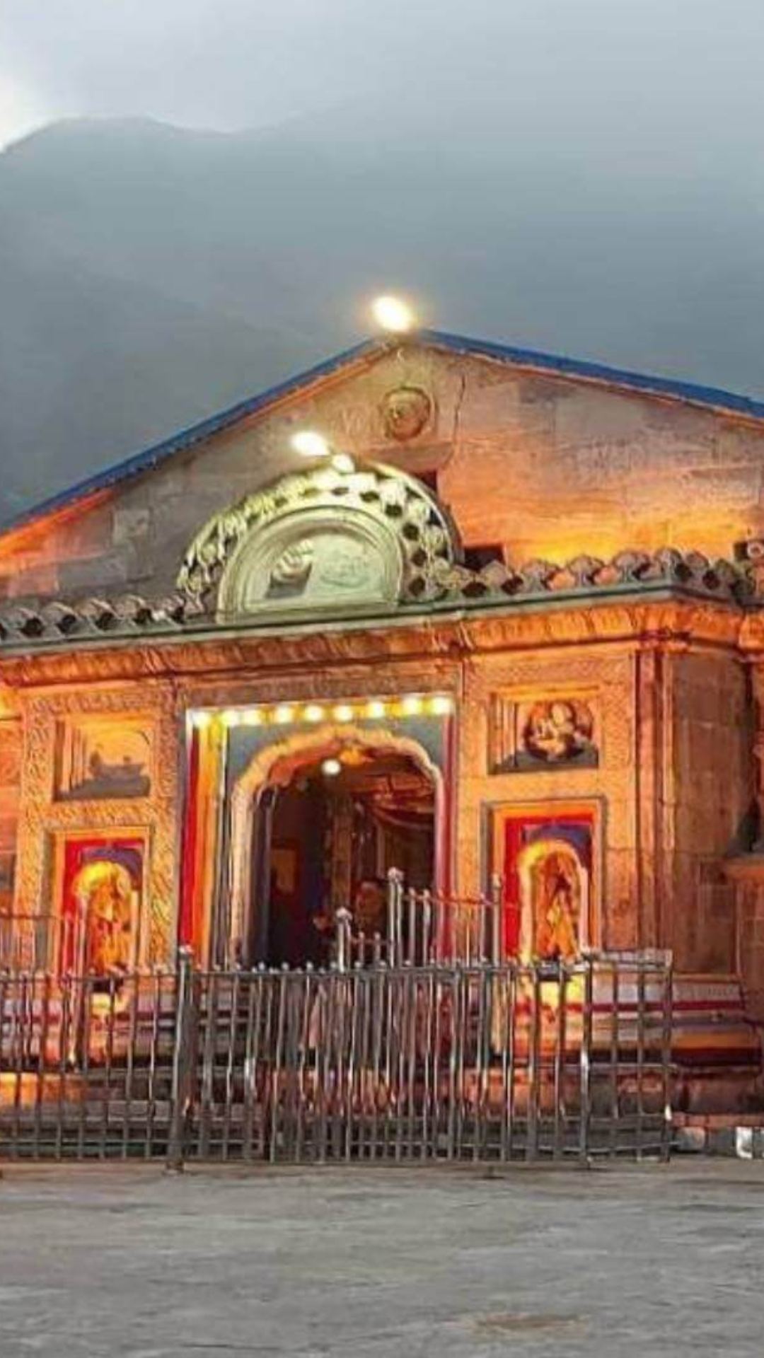 यह मंदिर मंदाकिनी नदी के किनारे 3583 मीटर की ऊंचाई पर बना हुआ है