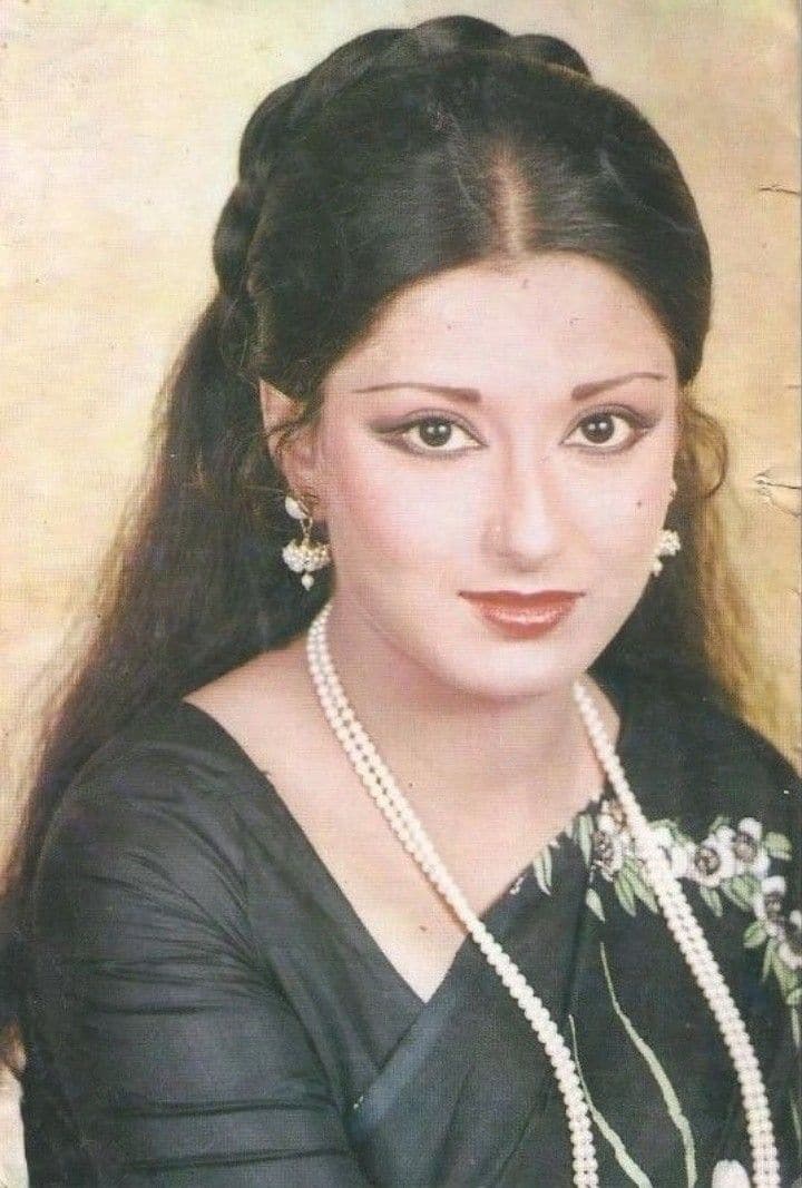 मौसमी चटर्जी ने हिंदी फिल्मों के अलावा बांग्ला फिल्मों में भी काम किया और काफी नाम कमाया. मौसमी चटर्जी ने धर्मेंद्र से लेकर ऋषि कपूर, अमिताभ जैसे तमाम सुपरस्टार्स के साथ स्क्रीन शेयर की और कई फिल्मों में उनके दमदार किरदारों को आज भी दर्शक याद करते हैं.