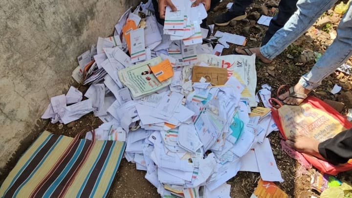 नंदुरबार जिल्ह्याच्या धडगाव तालुक्यातील पोस्ट ऑफिस कर्मचाऱ्यांचा गैर कारभार उघड झाला आहे.