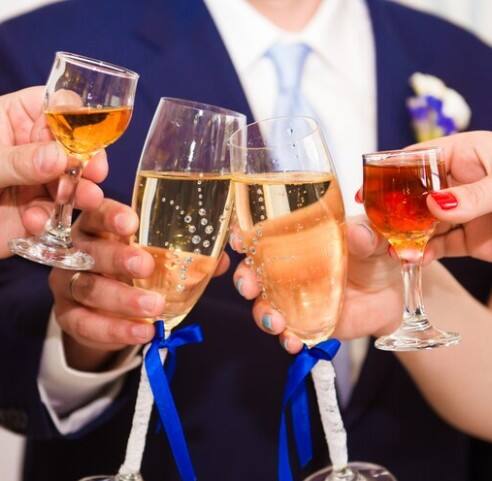 ਪੰਜਾਬ 'ਚ ਸ਼ਰਾਬ ਦੀਆਂ ਕੀਮਤਾਂ ਪਹਿਲਾਂ ਹੀ ਵੱਧ ਹਨ। ਇਨ੍ਹਾਂ ਦੀਆਂ ਕੀਮਤਾਂ ਦੂਜੇ ਰਾਜਾਂ ਨਾਲੋਂ ਬਹੁਤ ਜ਼ਿਆਦਾ ਹਨ ਅਤੇ ਇਸ ਤੋਂ ਇਲਾਵਾ, ਠੇਕੇਦਾਰ/ਰਿਜ਼ੋਰਟ ਮਾਲਕ ਵਲੋਂ ਪ੍ਰੋਗਰਾਮਾਂ ਦੇ ਸਮੇਂ ਲਈਆਂ ਜਾਣ ਵਾਲੀਆਂ ਦਰਾਂ ਖਪਤਕਾਰ ਦੇ ਬਜਟ ਤੋਂ ਬਾਹਰ ਹਨ। ਇਸ ਨੂੰ ਧਿਆਨ ਵਿਚ ਰੱਖਦੇ ਹੋਏ ਆਬਕਾਰੀ ਵਿਭਾਗ ਦੀ ਉੱਚ ਕਮਾਨ ਨੇ ਹੁਣ ਇਹ ਫੈਸਲਾ ਲਿਆ ਹੈ ਤਾਂ ਜੋ ਕਿਸੇ ਵੀ ਖਪਤਕਾਰ ਦਾ ਮਜ਼ਬੂਰੀ ਦੀ ਸਥਿਤੀ ਵਿਚ ਆਰਥਿਕ ਸ਼ੋਸ਼ਣ ਨਾ ਹੋ ਸਕੇ।