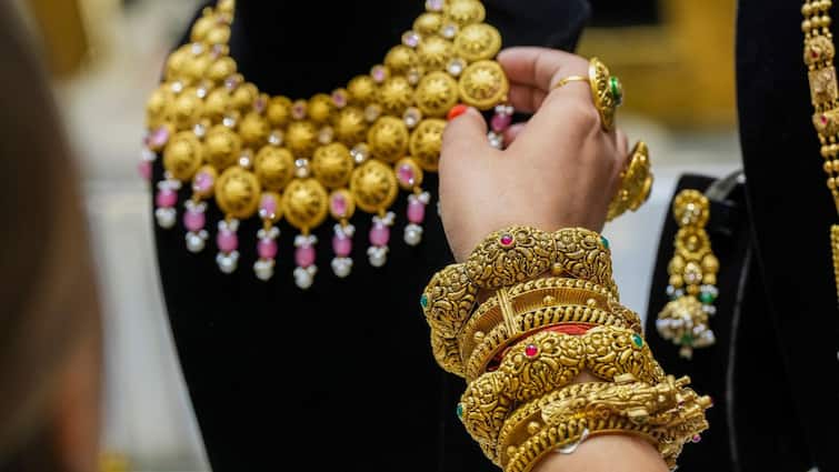 Chennai Gold Rate Increases and Nearing Rupees 64000 Gold Rate: ஆண்டவா.!! இது எங்க போய் நிக்குமோ.? ரூ.64,000-ஐ நெருங்கிய தங்கத்தின் விலை...