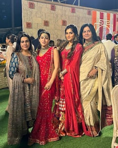 दोस्त की शादी में सुर्ख लाल साड़ी पहनकर सारा अली खान ने ढाया कहर, हाथों में रचाई बेहद खास मेहंदी, देखें तस्वीरें