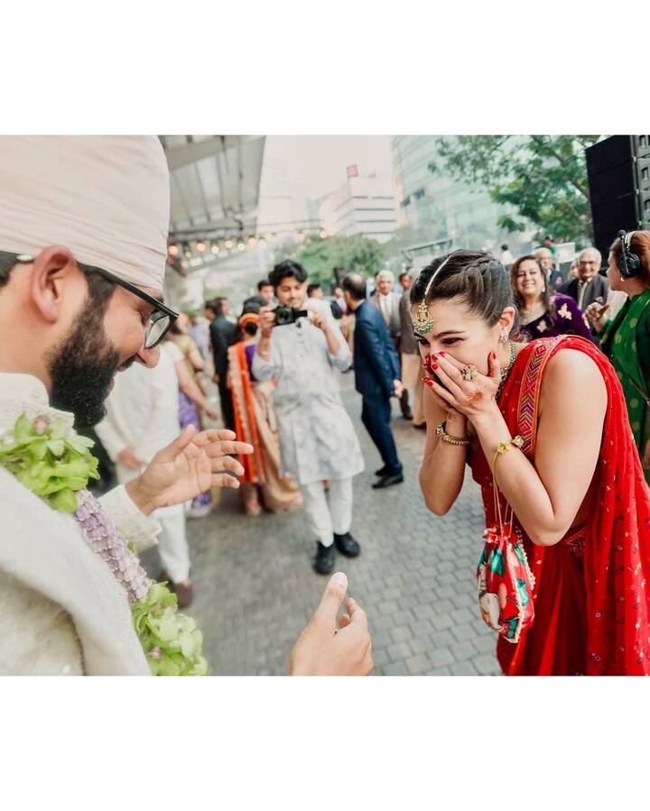 लाल रंगाच्या साडीवर सारा अली खानने सुंदर असे दागिने परिधान केले होते. या दागिन्यांमुळे तिच्या सौंदर्यात भरच पडली होती.