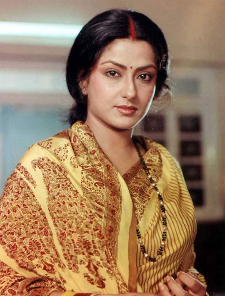 फिल्म ‘घायल’ में राज बब्बर की पत्नी के किरदार के लिए मौसमी चटर्जी पहले इनकार कर चुकी थीं. लेकिन धर्मेंद्र के रिक्वेस्ट करने के बाद वो इस किरदार को निभाने के लिए तैयार हुई थीं.