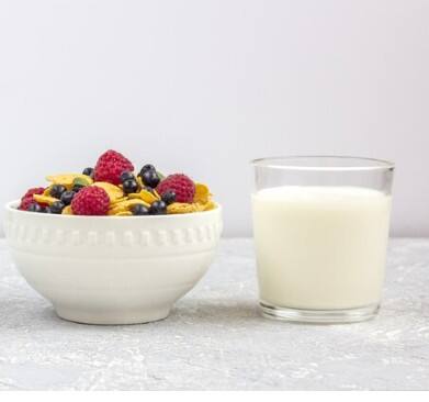 ਜਦੋਂ ਖਾਲੀ ਪੇਟ ਦਹੀਂ ਖਾਈ ਜਾਂਦੀ ਹੈ, ਤਾਂ ਪੇਟ ਵਿੱਚ ਮੌਜੂਦ ਐਸਿਡ ਦਹੀਂ ਵਿੱਚ ਮੌਜੂਦ ਕੁਝ ਲਾਭਕਾਰੀ ਬੈਕਟੀਰੀਆ ਨੂੰ ਮਾਰ ਸਕਦਾ ਹੈ, ਜਿਸ ਨਾਲ ਇਸਦੇ ਪ੍ਰੋਬਾਇਓਟਿਕ ਫਾਇਦੇ ਘੱਟ ਜਾਂਦੇ ਹਨ। ਇਸਦਾ ਮੁਕਾਬਲਾ ਕਰਨ ਲਈ ਦਹੀਂ ਨੂੰ ਓਟਸ ਜਾਂ ਫਲਾਂ ਜਿਵੇਂ ਕਾਰਬੋਹਾਈਡਰੇਟ ਨਾਲ ਮਿਲਾ ਕੇ ਖਾਣਾ ਚੰਗਾ ਵਿਕਲਪ ਹੋ ਸਕਦਾ ਹੈ।