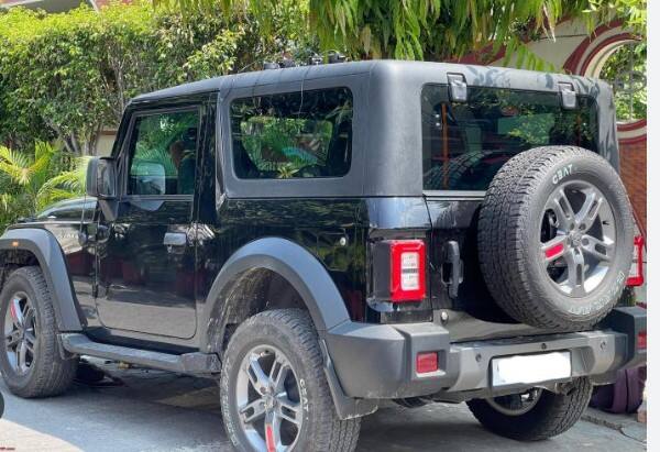 ਮਹਿੰਦਰਾ ਥਾਰ 'ਤੇ 1.25 ਲੱਖ ਰੁਪਏ ਦੀ ਛੋਟ ਮਹਿੰਦਰਾ ਆਪਣੀ ਮਸ਼ਹੂਰ SUV ਥਾਰ 'ਤੇ 1.25 ਲੱਖ ਰੁਪਏ ਤੱਕ ਦੀ ਭਾਰੀ ਛੋਟ ਦੇ ਰਿਹਾ ਹੈ। ਸਭ ਤੋਂ ਵੱਡੀ ਛੋਟ ਇਸ SUV ਦੇ 3 ਦਰਵਾਜ਼ੇ ਵਾਲੇ ਪੈਟਰੋਲ 2WD ਵੇਰੀਐਂਟ (2024) 'ਤੇ ਹੈ। ਇਸ ਦੇ ਨਾਲ ਹੀ, ਪੈਟਰੋਲ ਅਤੇ ਡੀਜ਼ਲ 4WD ਵੇਰੀਐਂਟ (2024) 'ਤੇ 1 ਲੱਖ ਰੁਪਏ ਤੱਕ ਦੀ ਛੋਟ ਪ੍ਰਾਪਤ ਕੀਤੀ ਜਾ ਸਕਦੀ ਹੈ। ਥਾਰ ਦੀ ਕੀਮਤ 11.50 ਲੱਖ ਰੁਪਏ (ਐਕਸ-ਸ਼ੋਰੂਮ) ਤੋਂ ਸ਼ੁਰੂ ਹੁੰਦੀ ਹੈ।