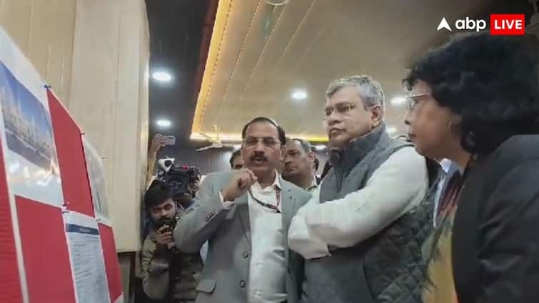 CM योगी के गृहनगर के लिए रेलवे ने दी गुड न्यूज, अश्विनी वैष्णव ने गोरखपुर के लिए किया बड़ा ऐलान Ashwini Vaishnaw big announcement for CM Yogi Adityanath Gorakhpur said Will build a new railway station near airport ann CM योगी के गृहनगर के लिए रेलवे ने दी गुड न्यूज, अश्विनी वैष्णव ने गोरखपुर के लिए किया बड़ा ऐलान