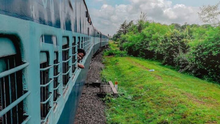 आप में से कुछ लोगों ने किताबों में पढ़ा होगा और कुछ लोगों ने रेलवे के कोयले वाले इंजन को देखा भी होगा. पहले के समय भारतीय रेलवे में कोयले वाले इंजन का इस्तेमाल किया था. उस वक्त बिजली भी नहीं थी.