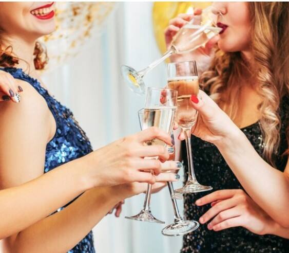 ਆਬਕਾਰੀ ਵਿਭਾਗ ਦੇ ਕਈ ਸੀਨੀਅਰ ਅਧਿਕਾਰੀਆਂ ਨੇ ਕਿਹਾ ਕਿ ਮੁੱਖ ਦਫ਼ਤਰ ਵੱਲੋਂ ਖਪਤਕਾਰਾਂ ਦੀ ਸਹੂਲਤ ਲਈ ਨਿਰਧਾਰਤ ਕੀਮਤਾਂ ਜਾਰੀ ਕੀਤੀਆਂ ਗਈਆਂ ਹਨ। ਜੇਕਰ ਕੋਈ ਸ਼ਰਾਬ ਵੇਚਣ ਵਾਲਾ ਇਸ ਪ੍ਰੋਗਰਾਮ ਲਈ ਇਸ ਤੋਂ ਵੱਧ ਕੀਮਤ ਦੀ ਮੰਗ ਕਰਦਾ ਹੈ, ਤਾਂ ਆਬਕਾਰੀ ਵਿਭਾਗ ਦੇ ਕਿਸੇ ਵੀ ਇੰਸਪੈਕਟਰ, ਜ਼ਿਲਾ ਆਬਕਾਰੀ ਅਧਿਕਾਰੀ ਜਾਂ ਉੱਚ ਅਧਿਕਾਰੀਆਂ ਨੂੰ ਤੁਰੰਤ ਸੂਚਿਤ ਕੀਤਾ ਜਾ ਸਕਦਾ ਹੈ। ਸ਼ਿਕਾਇਤ ਈਮੇਲ ਰਾਹੀਂ ਲਿਖਤੀ ਰੂਪ ਵਿੱਚ ਵੀ ਕੀਤੀ ਜਾ ਸਕਦੀ ਹੈ ਅਤੇ ਤੁਰੰਤ ਕਾਰਵਾਈ ਕੀਤੀ ਜਾਵੇਗੀ।