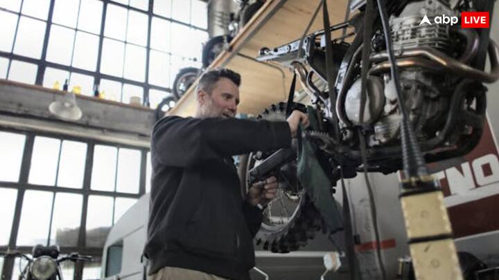 बता दें कि मोटरसाइकिल के साइलेंसर को लेकर कानून हैं. अगर कोई बाइक के साइलेंसर में बदलाव करके तेज आवाज़ कराता है, तो उस पर कार्रवाई की जा सकती है. इसके लिए जुर्माना और जेल या दोनों हो सकता है.