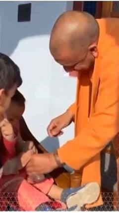 बच्चों को पानी पिलाते सीएम योगी का ये वीडियो देखते रह जाएंगे | ABP SHORTS