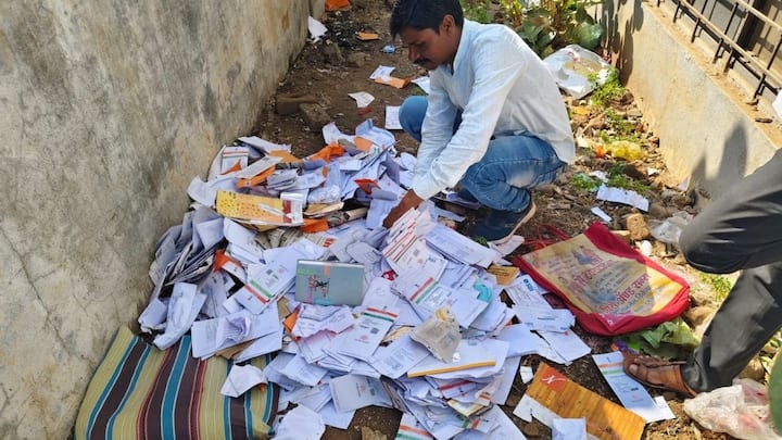 पोस्ट ऑफिस कर्मचाऱ्यांनी तब्बल दीड हजाराहून अधिक आधार कार्ड उघड्यावर फेकले आहेत. तसेच पोस्टात आलेल्या महत्त्वाचे कागदपत्रांचे वाटप न करता ते देखील फेकून दिले आहेत.