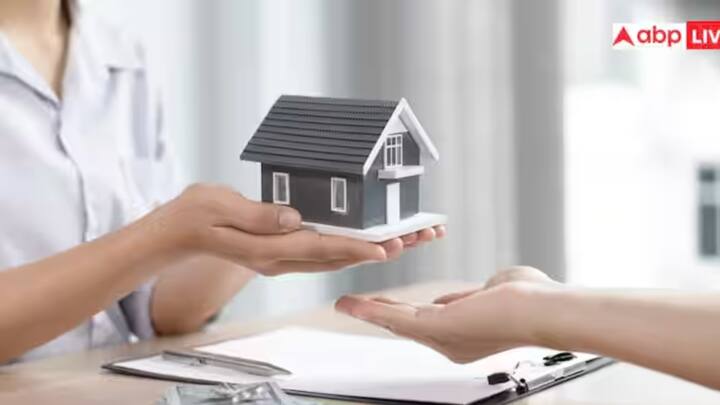 केंद्र सरकारच्या या निर्णयानंतर रिझर्व्ह बँकेचे गव्हर्नर संजय मल्होत्रा यांच्या अध्यक्षतेखाली पतधोरण समितीची बैठक पार पडली होती. यावेळी रेपो दरात पाव टक्क्यांची कपात करण्यात आली होती. मात्र, या कपातीनंतर आता बँका याचा फायदा सामान्य ग्राहकांना करुन देणार का, हे पाहावे लागेल.