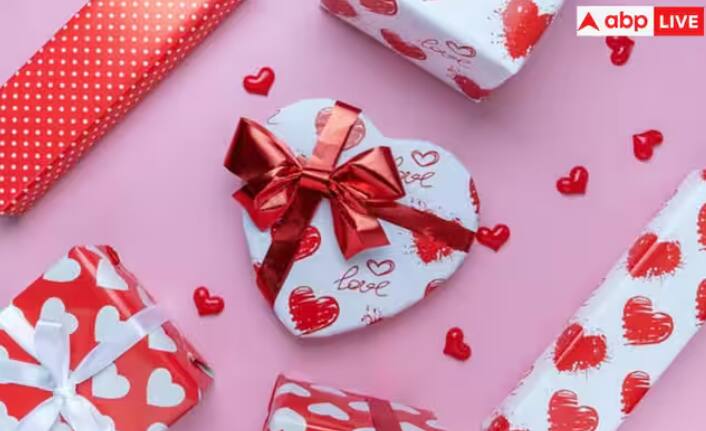 ਹੈਂਡਮੇਡ ਚਾਕਲੇਟ: ਹੈਂਡਮੇਡ ਚਾਕਲੇਟ ਦਾ ਇੱਕ ਨਿੱਜੀ ਅਹਿਸਾਸ ਹੁੰਦਾ ਹੈ, ਜੋ ਇਸ ਨੂੰ ਹੋਰ ਵੀ ਖਾਸ ਬਣਾਉਂਦਾ ਹੈ। ਇਹ ਚਾਕਲੇਟ ਵੱਖ-ਵੱਖ ਸੁਆਦ ਅਤੇ ਆਕਾਰਾਂ ਵਿੱਚ ਉਪਲਬਧ ਹਨ, ਜਿਨ੍ਹਾਂ ਨੂੰ ਤੁਸੀਂ ਆਪਣੇ ਪਾਰਟਨਰ ਦੀ ਪਸੰਦ ਅਨੁਸਾਰ ਚੁਣ ਸਕਦੇ ਹੋ। ਇਸ ਚਾਕਲੇਟ ਡੇਅ 'ਤੇ ਉਨ੍ਹਾਂ ਨੂੰ ਇੱਕ ਸੁੰਦਰ ਢੰਗ ਨਾਲ ਸਜਾਇਆ ਗਿਆ ਹੈਂਡਮੇਡ ਚਾਕਲੇਟ ਬਾਕਸ ਦੇ ਕੇ ਉਨ੍ਹਾਂ ਦੇ ਦਿਨ ਨੂੰ ਖਾਸ ਬਣਾਓ।