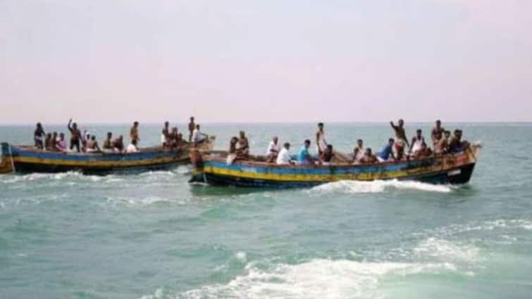 srilankan navy arrests another 14 fishermen from tamlnadu TN fishermen arrest: போராட்டம் எல்லாம் வீணா? மீண்டும் 14 தமிழக மீனவர்கள் கைது, இலங்கை கடற்படை அட்டூழியம்