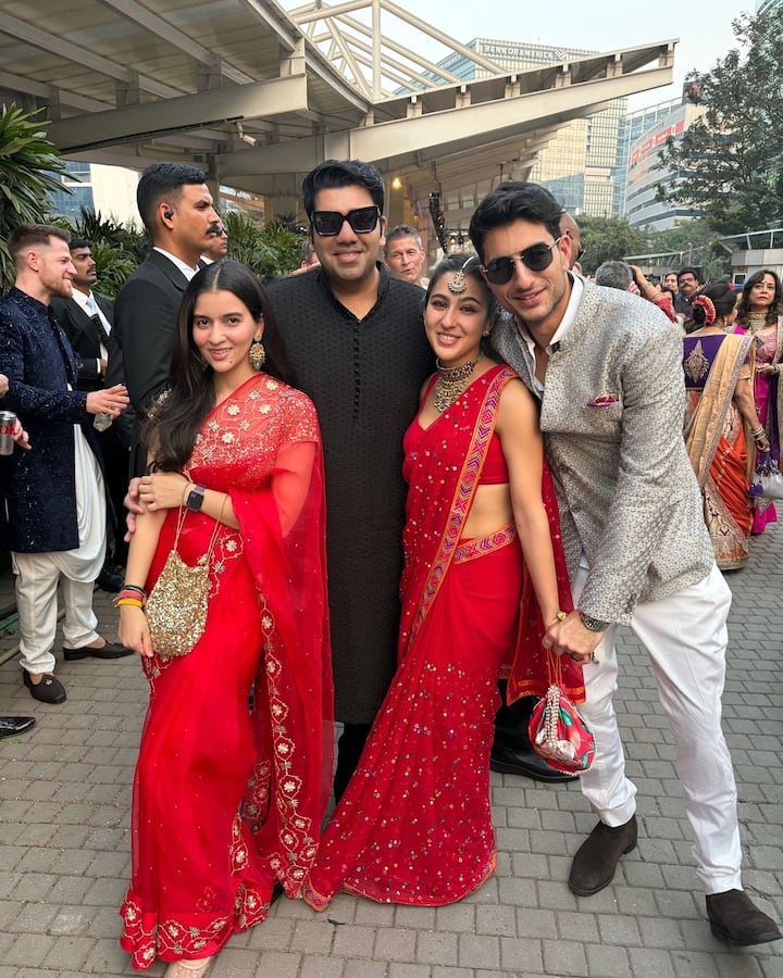 तिचे हे फोटो पाहून चाहत्यांनी तिचे भरभरून कौतुक केले आहे. विशेष म्हणजे या लग्नात सारा अलीखान तिचा भाऊ आणि आईसोबत गेली होती. या तिघांनीही या लग्नाच खूप मौज-मजा केली.
