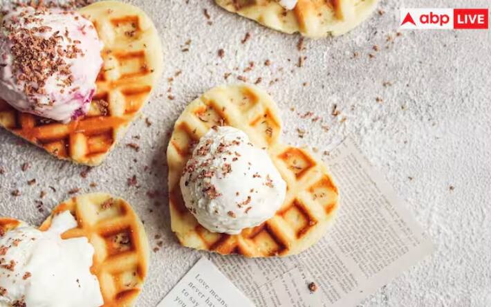 ਮਿਲਕ ਚਾਕਲੇਟ: ਜਦਕਿ ਮਿਲਕ ਚਾਕਲੇਟ ਵਿੱਚ ਡਾਰਕ ਚਾਕਲੇਟ ਨਾਲੋਂ ਘੱਟ ਐਂਟੀਆਕਸੀਡੈਂਟ ਹੁੰਦੇ ਹਨ, ਪਰ ਇਸ ਦਾ ਸੁਆਦ ਜ਼ਿਆਦਾਤਰ ਲੋਕਾਂ ਨੂੰ ਜ਼ਿਆਦਾ ਪਸੰਦ ਆਉਂਦਾ ਹੈ। ਮਿਲਕ ਚਾਕਲੇਟ ਤੁਹਾਡੇ ਪਾਰਟਨਰ ਨੂੰ ਖੁਸ਼ ਕਰ ਸਕਦੀ ਹੈ ਅਤੇ ਤੁਹਾਡੇ ਵਿਚਕਾਰ ਮਿਠਾਸ ਵਧਾ ਸਕਦੀ ਹੈ।