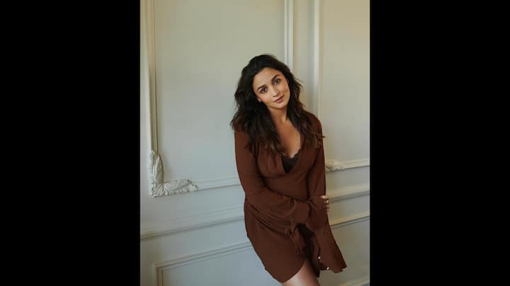 The deep v neck adds a touch of attraction to him. Her minimal makeup has complemented her spontaneous and comfortable look. (Image Source: Instagram/@aliabhatt)
