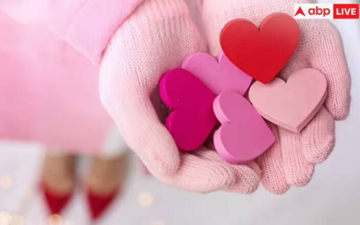 ਚਾਕਲੇਟ ਡੇਅ ਵੈਲੇਨਟਾਈਨ ਵੀਕ ਦੇ ਤੀਜੇ ਦਿਨ ਮਨਾਇਆ ਜਾਂਦਾ ਹੈ। ਪਾਰਟਨਰ ਨੂੰ ਤੋਹਫ਼ੇ ਵਜੋਂ ਚਾਕਲੇਟ ਦਿੱਤੀ ਜਾਂਦੀ ਹੈ ਤਾਂ ਜੋ ਰਿਸ਼ਤੇ ਵਿੱਚ ਮਿਠਾਸ ਆ ਸਕੇ। ਇਸ ਦਿਨ ਤੁਸੀਂ ਆਪਣੇ ਰਿਸ਼ਤੇਦਾਰਾਂ, ਦੋਸਤਾਂ ਅਤੇ ਕ੍ਰਸ਼ ਨੂੰ ਚਾਕਲੇਟ ਗਿਫਟ ਕਰ ਸਕਦੇ ਹੋ। ਹਾਲਾਂਕਿ, ਇਹ ਸਿਰਫ਼ ਤੋਹਫ਼ੇ ਦੇਣ ਦਾ ਇੱਕ ਤਰੀਕਾ ਨਹੀਂ ਹੈ, ਸਗੋਂ ਰਿਸ਼ਤਿਆਂ ਵਿੱਚ ਮਿਠਾਸ ਪਾਉਣ ਅਤੇ ਪਿਆਰ ਦਾ ਇਜ਼ਹਾਰ ਕਰਨ ਦਾ ਇੱਕ ਵਧੀਆ ਤਰੀਕਾ ਵੀ ਹੈ। ਡਾਰਕ ਚਾਕਲੇਟ: ਡਾਰਕ ਚਾਕਲੇਟ ਨਾ ਸਿਰਫ਼ ਸਿਹਤ ਲਈ ਚੰਗੀ ਹੈ ਬਲਕਿ ਤੁਹਾਡੇ ਪਾਰਟਨਰ ਦੇ ਚਿਹਰੇ 'ਤੇ ਮੁਸਕਰਾਹਟ ਵੀ ਲਿਆ ਸਕਦੀ ਹੈ, ਪਰ ਇਸ ਵਿੱਚ ਮੌਜੂਦ ਫਲੇਵੋਨੋਇਡਸ, ਇੱਕ ਕਿਸਮ ਦਾ ਐਂਟੀਆਕਸੀਡੈਂਟ, ਦਿਲ ਦੀ ਬਿਮਾਰੀ ਦੇ ਨਾਲ-ਨਾਲ ਬਲੱਡ ਪ੍ਰੈਸ਼ਰ ਨੂੰ ਕੰਟਰੋਲ ਕਰਨ ਵਿੱਚ ਮਦਦ ਕਰਦਾ ਹੈ। ਇਸ ਤੋਂ ਇਲਾਵਾ, ਡਾਰਕ ਚਾਕਲੇਟ ਤਣਾਅ ਘਟਾਉਣ ਅਤੇ ਮੂਡ ਸਵਿੰਗ ਨੂੰ ਠੀਕ ਰੱਖਣ ਵਿੱਚ ਮਦਦ ਕਰਦੀ ਹੈ।