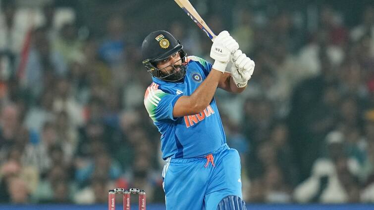 INDvsENG Rohit sharma hit half century after 10 ODI innings fans happy Rohit Sharma: ஹிட்மேன் இஸ் பேக்! இடியாய் இடிக்கும் ரோகித் சர்மா - இடிந்து போன இங்கிலாந்து