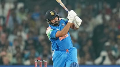 INDvsENG Rohit sharma hit half century after 10 ODI innings fans happy Rohit Sharma: ஹிட்மேன் இஸ் பேக்! இடியாய் இடிக்கும் ரோகித் சர்மா - இடிந்து போன இங்கிலாந்து