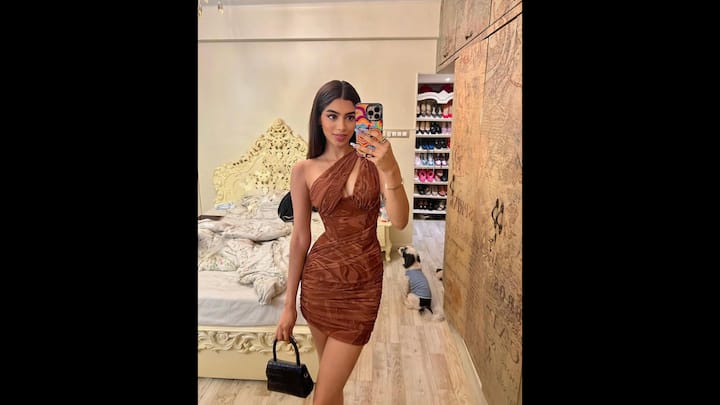 3. Khushi Kapoor: Khushi looked great in a brown body, which has a short dress with corset detailing and a cowline neckline. The actress has complemented her look with delicate, minimal jewelery that gives her a spontaneous and chic vibe. (Image Source: Instagram/@khushikapoor)