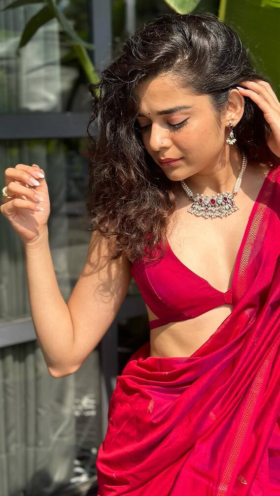 नखरेल नाजूक नार ही...