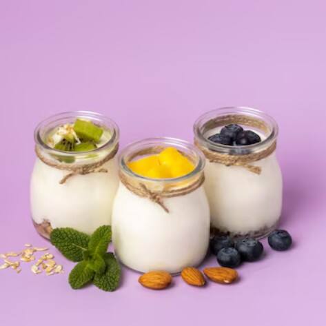 ਕੁੱਝ ਲੋਕਾਂ ਨੂੰ ਖਾਲੀ ਪੇਟ ਦੁੱਧ ਪੀਣ ਨਾਲ ਹਲਕੀ ਐਸਿਡੀਟੀ ਤੋਂ ਰਾਹਤ ਮਿਲ ਸਕਦੀ ਹੈ। ਪਰ ਆਮ ਤੌਰ 'ਤੇ ਨਾਸ਼ਤੇ ਵਿੱਚ ਦਹੀਂ ਖਾਣਾ ਚੰਗਾ ਸਮਝਿਆ ਜਾਂਦਾ ਹੈ। ਖਾਸ ਕਰਕੇ ਉਹਨਾਂ ਲੋਕਾਂ ਲਈ ਜੋ ਐਸਿਡੀਟੀ ਜਾਂ ਐਸਿਡ ਰਿਫਲੈਕਸ ਦੀ ਸਮੱਸਿਆ ਦਾ ਸਾਹਮਣਾ ਕਰਦੇ ਹਨ। ਉਹਨਾਂ ਲਈ ਖਾਲੀ ਪੇਟ ਦਹੀਂ ਖਾਣਾ ਫਾਇਦੇਮੰਦ ਹੁੰਦਾ ਹੈ, ਕਿਉਂਕਿ ਇਸ ਵਿੱਚ ਪ੍ਰੋਬਾਇਓਟਿਕਸ ਹੁੰਦੇ ਹਨ ਜੋ ਸਿੱਧਾ ਤੁਹਾਡੇ ਵੱਡੇ ਅੰਤੜੀਆਂ ਵਿੱਚ ਜਾ ਕੇ ਕੰਮ ਕਰਦੇ ਹਨ।