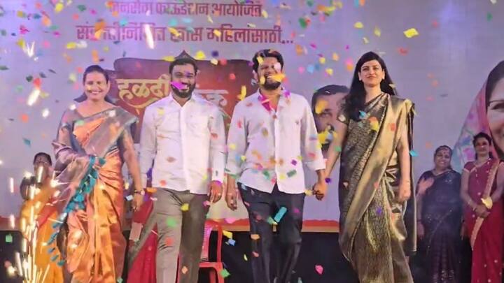 सुजय विखे आणि अमोल खताळ यांनी आपल्या पत्नीसह रॅम्प वॉक केला.