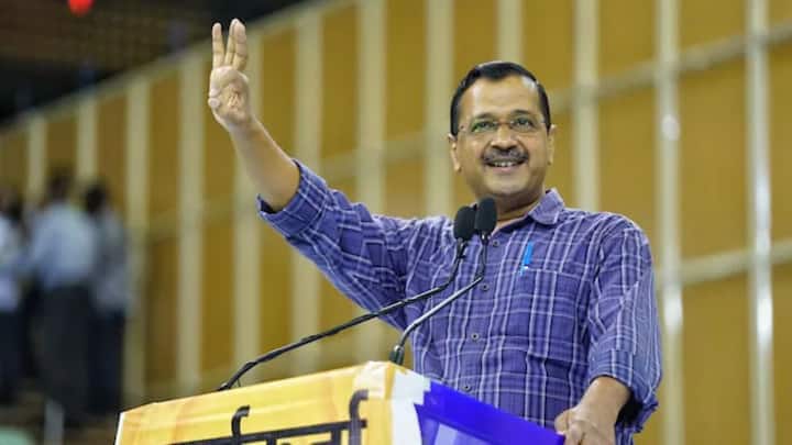 જો આમ આદમી પાર્ટીની ટિકિટ પર જીતેલા ધારાસભ્ય પાર્ટી છોડીને ભાજપમાં જોડાવા માંગે છે. ત્યારબાદ તેને પક્ષપલટા વિરોધી કાયદા હેઠળ ગેરલાયક ઠેરવવામાં આવશે. મતલબ કે ભાજપમાં જોડાયા બાદ તેમણે ફરીથી ચૂંટણી લડવી પડશે. મતલબ કે પક્ષ બદલતાની સાથે જ વિધાનસભા જતી રહેશે.